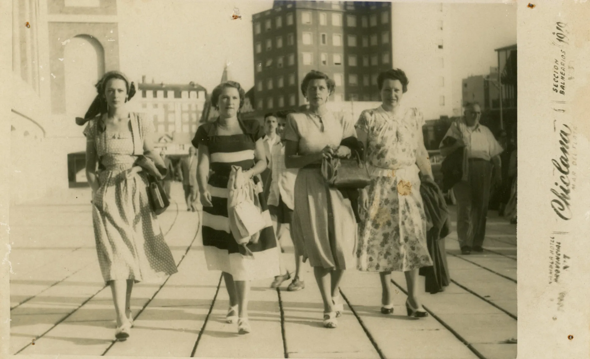 Veraneantes en la Rambla en 1949, Mar del Plata
