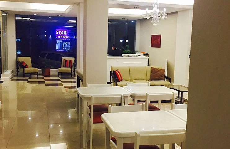 Hotel C y R