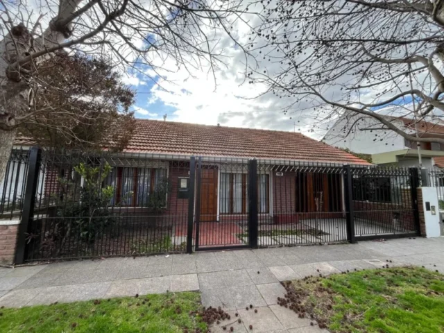 Casas, chalets en Venta — Derqui 425