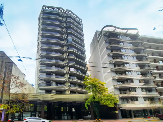 Departamentos, pisos y semipisos en Venta — Hipólito Yrigoyen 2584
