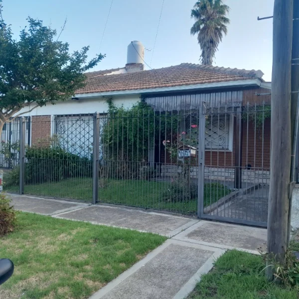 Casas, chalets en Venta — BENITO LINCH 1384