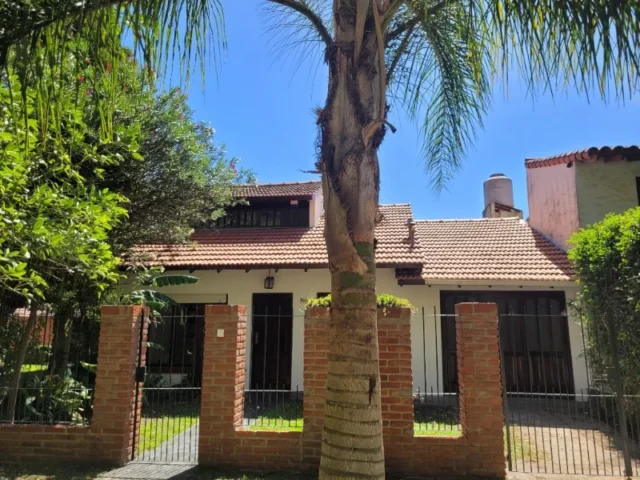 Casas, chalets en Venta — AMADEO COUREL 1059
