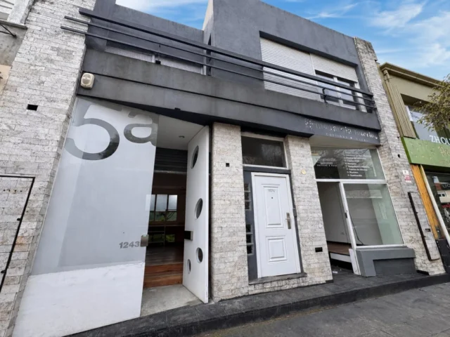 Locales en Alquiler — Castelli 1243 - Local 1