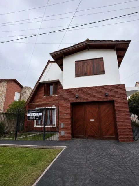Casas, chalets en Venta — Pelayo 2100