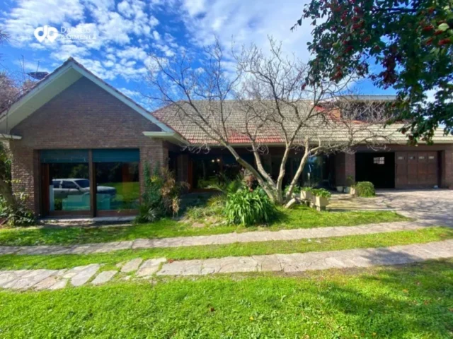 Casas, chalets en Venta — Avenida Luro 9096