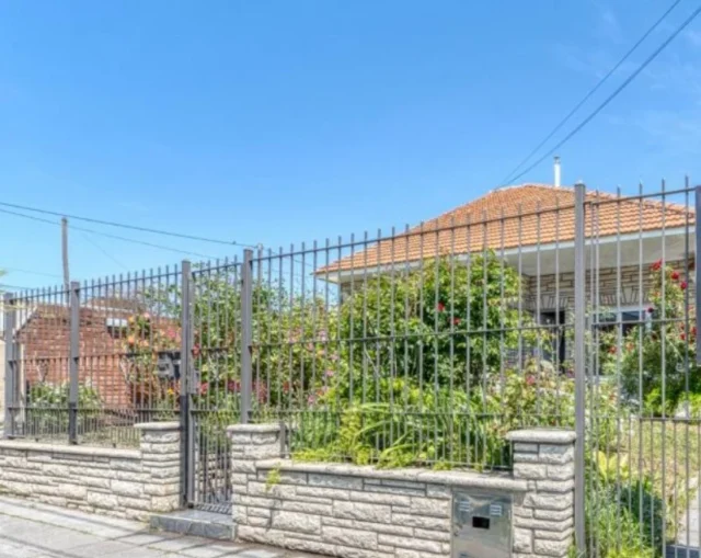 Casas, chalets en Venta — Hipolito Bouchard 4630