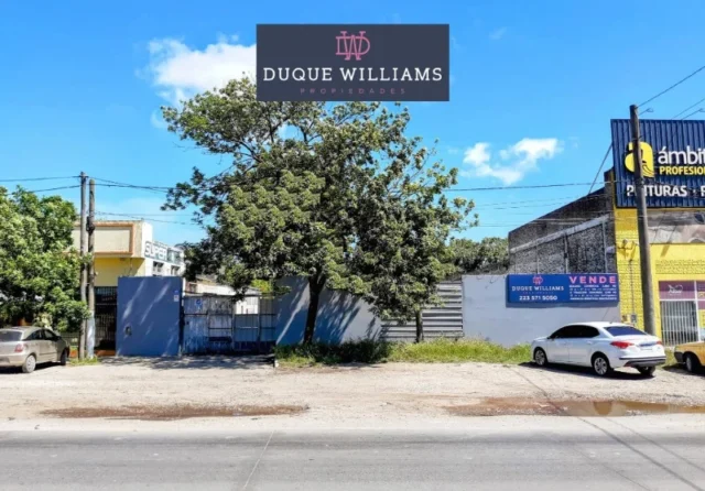 Lotes y terrenos en Venta — Av. Champagnat 781