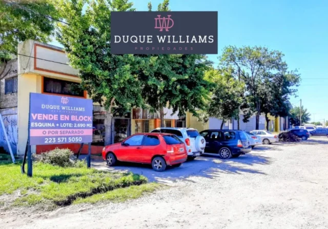 Locales en Venta — Av. Champagnat - Chacabuco