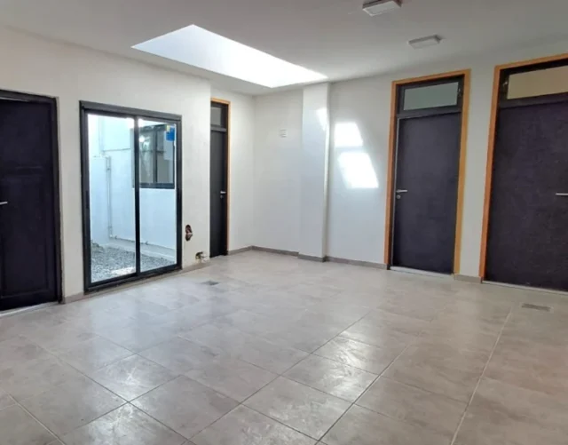 Oficinas en Alquiler — Hipolito Yrigoyen 3500