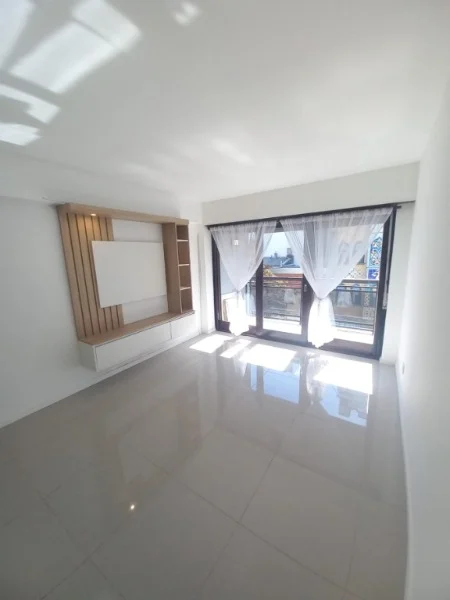 Departamentos, pisos y semipisos en Venta — Bolívar 2500