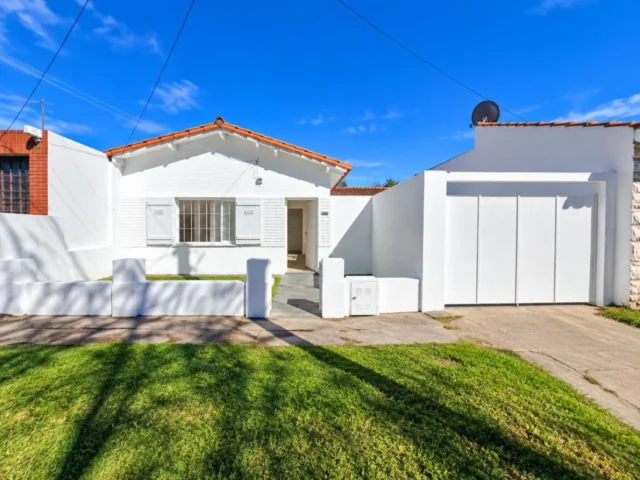 Casas, chalets en Venta — D. Garibaldi 5600 las avenidas