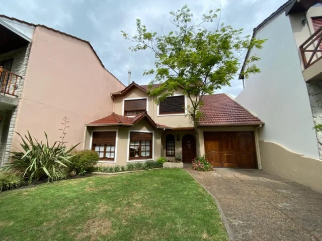 Casas, chalets en Venta — Blas Parera 646