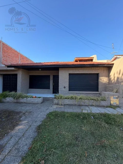 Casas, chalets en Venta — Ayolas 4585
