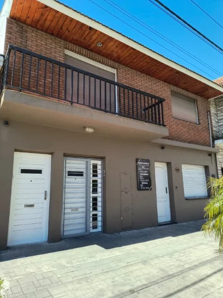 Casas, chalets en Alquiler — 1 de mayo 2300