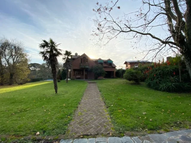 Casas, chalets en Venta — C. Tordo 444