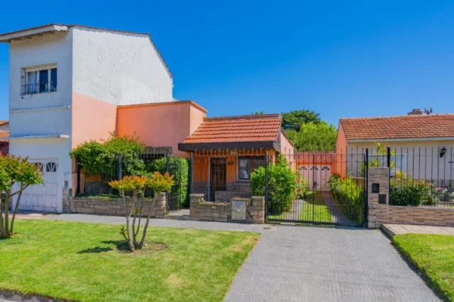 Casas, chalets en Venta — Irala 4456