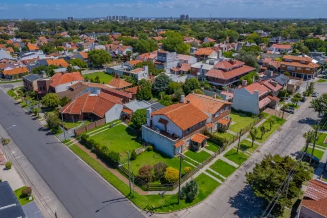 Casas, chalets en Venta — Lopez de Gomara esq. Derqui