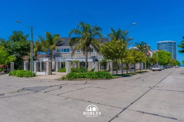 Casas, chalets en Venta — Pellegrini 2778