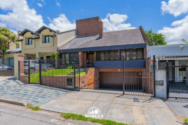 Casas, chalets en Venta — Pellegrini 3941