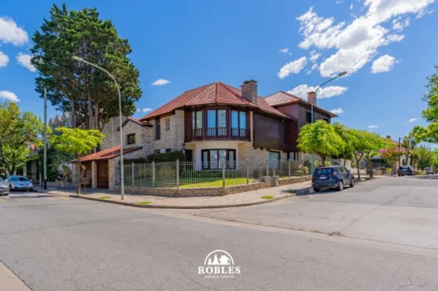 Casas, chalets en Venta — Castelli 242