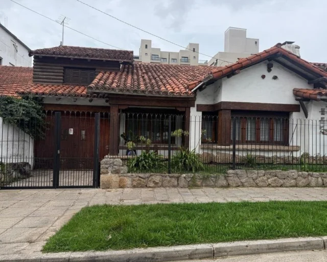 Casas, chalets en Venta — Lamadrid 2800
