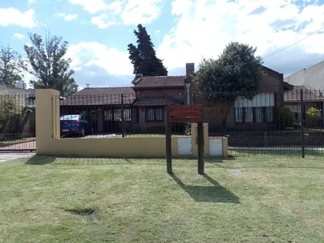 Casas, chalets en Venta — Figueroa Alcorta Nº 2843 (entre William Morris y Guiraldes)