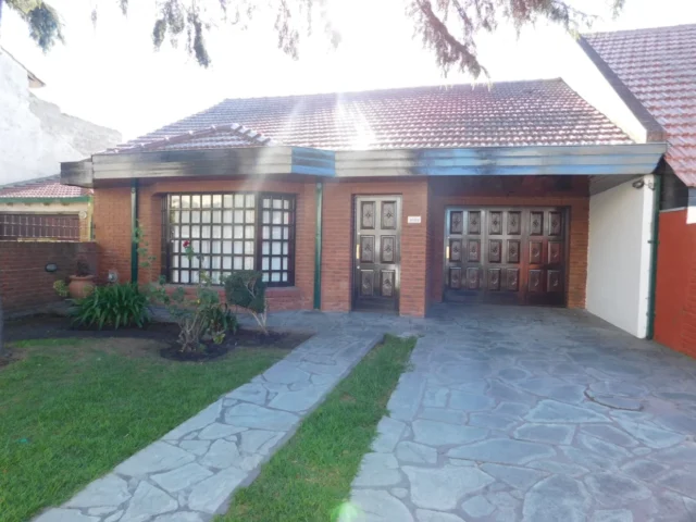 Casas, chalets en Venta — Montes Carballo 1065
