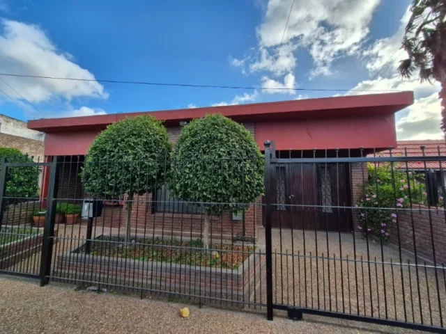 Casas, chalets en Venta — Hernandarias 9366