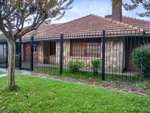 Casas, chalets en Alquiler — SASTRE 1525