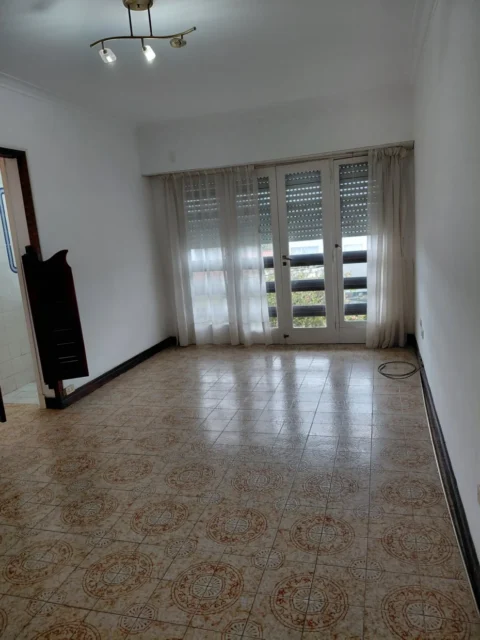 Departamentos, pisos y semipisos en Alquiler — Av. Carlos Tejedor 542