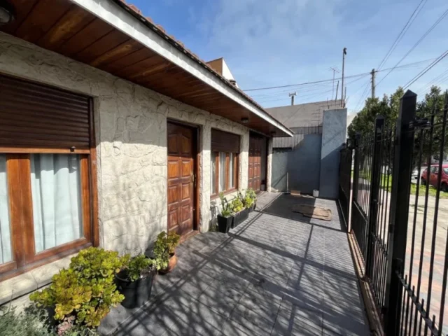 Casas, chalets en Venta — Hernandarias 5870